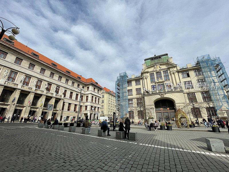 人们在布拉格的圣母玛利亚广场(捷克:Mariánské náměstí)休息。